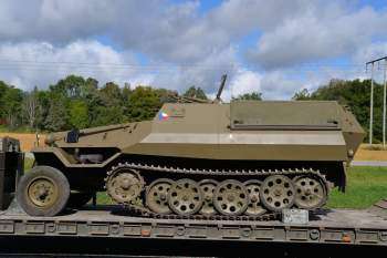 Полугусеничный чехословацкий бронетранспортёр ОТ-810. В кино часто играл роль своего немецкого «близнеца» Hanomag image